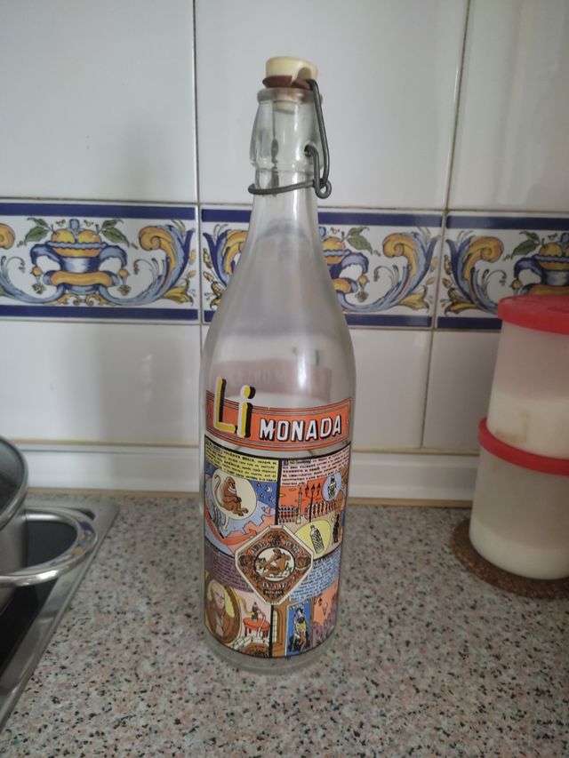 Bottiglia antica di limonata