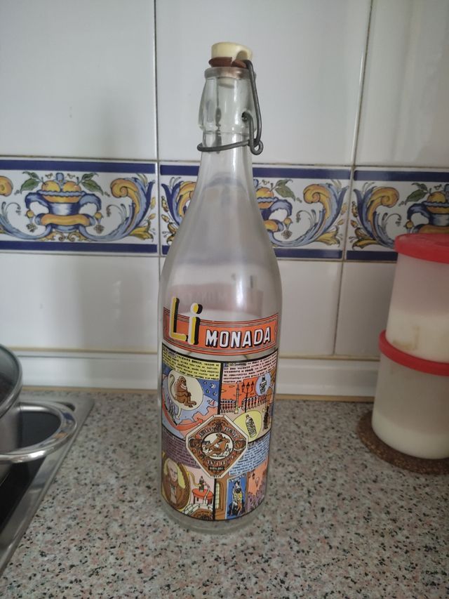 Bottiglia antica di limonata