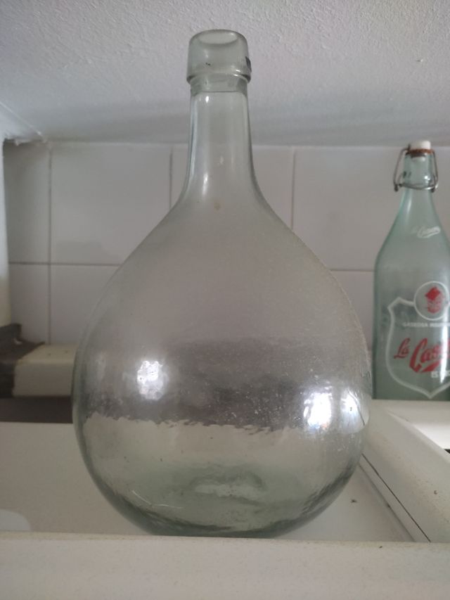 Vecchia damigiана di vetro