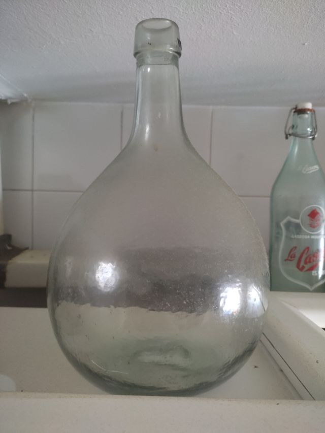 Vecchia damigiана di vetro