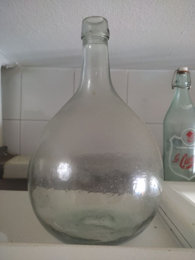 Vecchia damigiана di vetro