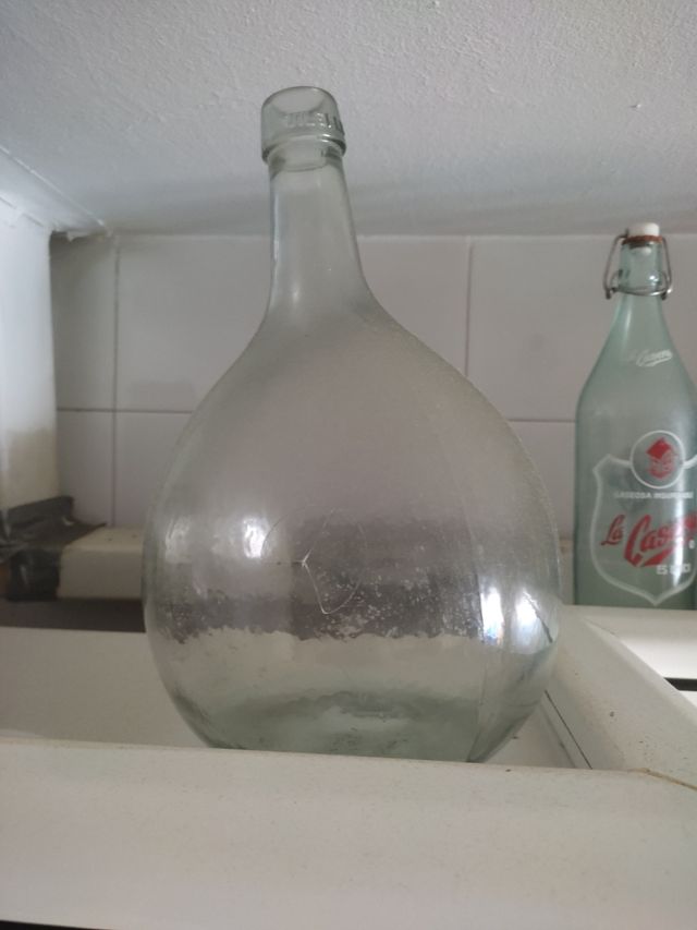 Vecchia damigiана di vetro