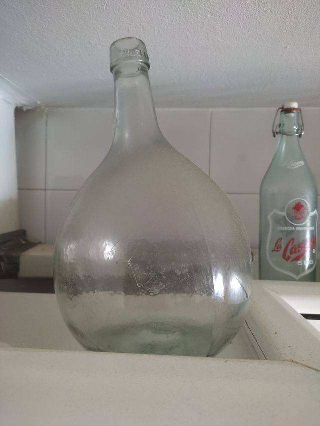 Vecchia damigiана di vetro