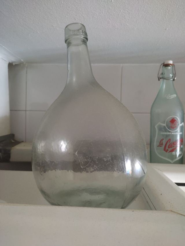 Vecchia damigiана di vetro