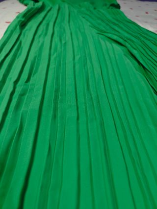 Vestido verde plisado manga corta