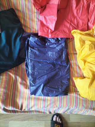 Chubasqueros impermeables - amarillos y rojos