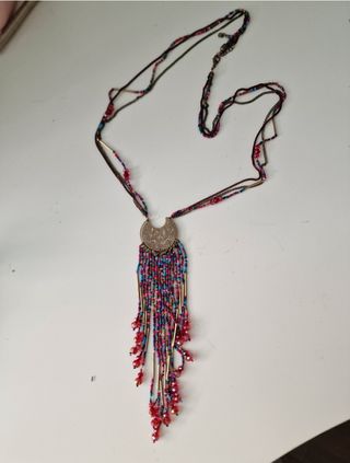 Collar largo multicolor con cuentas rojas