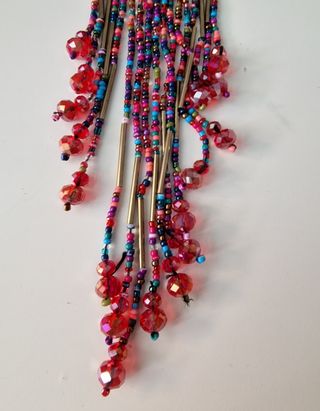 Collar largo multicolor con cuentas rojas