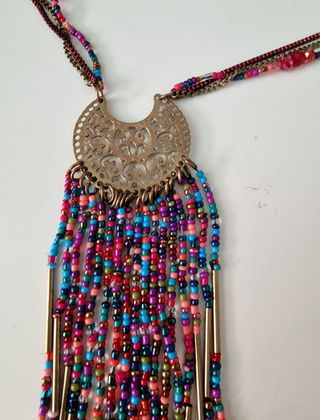 Collar largo multicolor con cuentas rojas