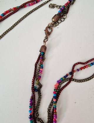 Collar largo multicolor con cuentas rojas