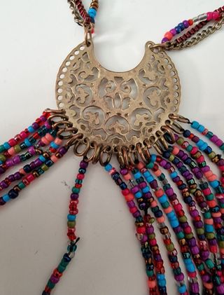 Collar largo multicolor con cuentas rojas