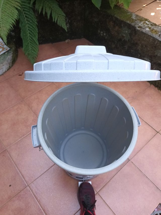 Cubo basura pedal 60L - Gris