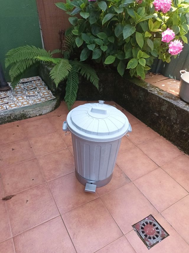 Cubo basura pedal 60L - Gris