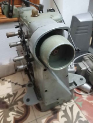 Maquina de coser recubridora preparada ribetear