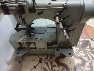 Maquina de coser recubridora preparada ribetear
