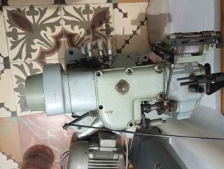Maquina de coser recubridora preparada ribetear