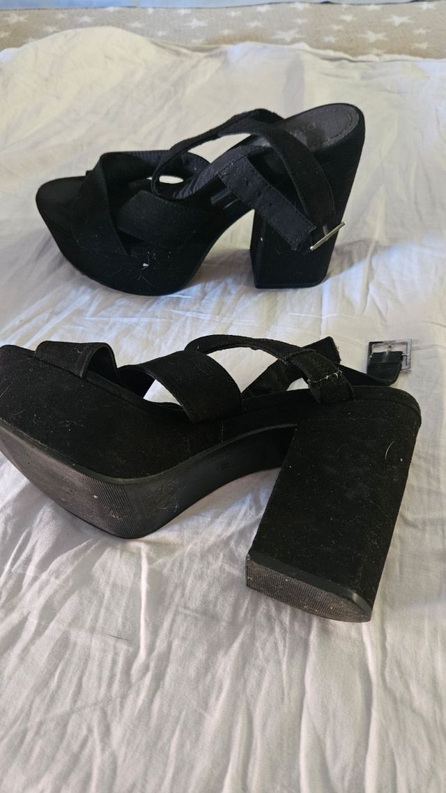 Sandalias tacón negras.