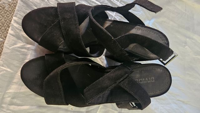 Sandalias tacón negras.
