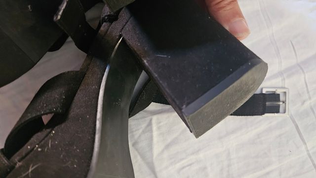 Sandalias tacón negras.