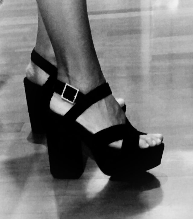 Sandalias tacón negras.