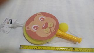 Juego playa león: raqueta y pelota