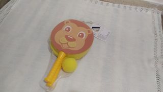 Juego playa león: raqueta y pelota