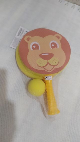 Juego playa león: raqueta y pelota