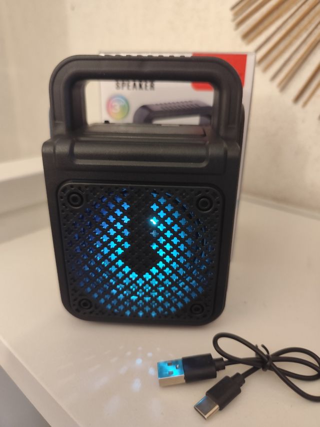 Altavoz Sing-E ZQ31372 con luz RGB y mango