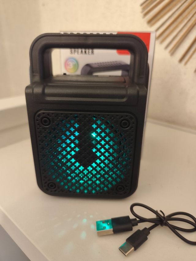 Altavoz Sing-E ZQ31372 con luz RGB y mango