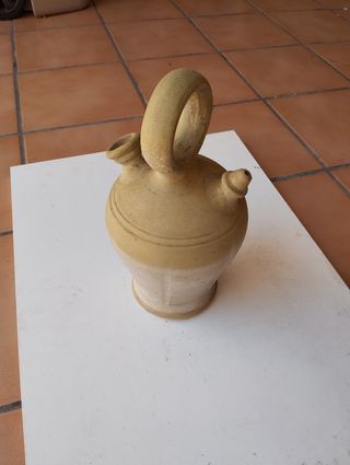 Botijo antiguo de barro