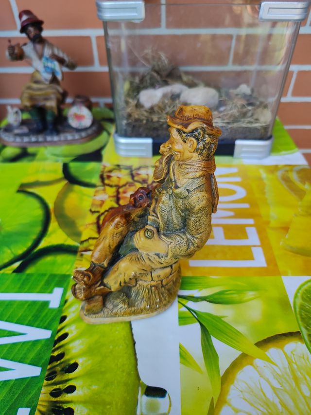 Statuetta uomo cane vintage