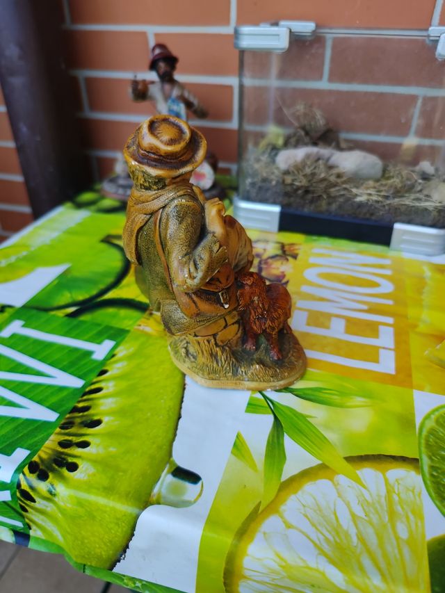 Statuetta uomo cane vintage