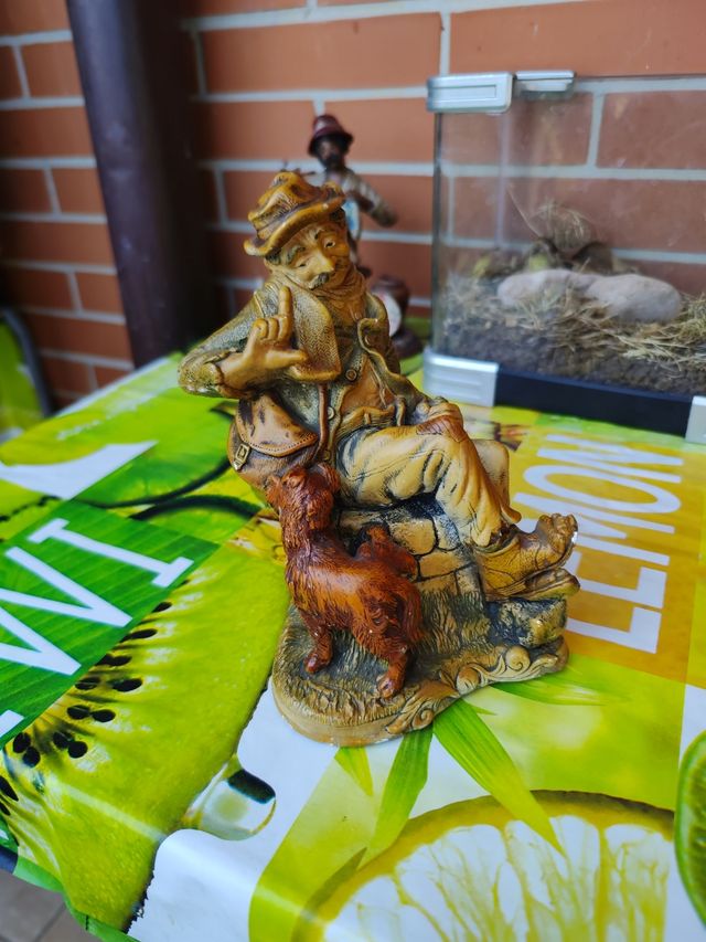 Statuetta uomo cane vintage