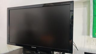 Ordenador pantalla teclado y ratón.