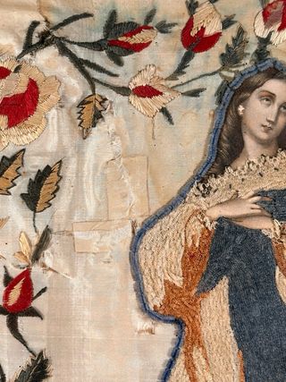 Cuadro antiguo Virgen seda bordada