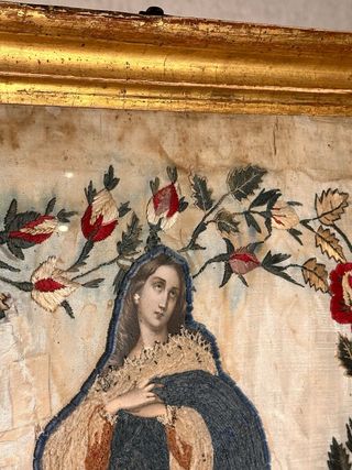 Cuadro antiguo Virgen seda bordada