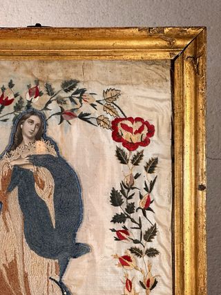 Cuadro antiguo Virgen seda bordada
