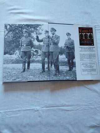 Libro SS Uniformi: Insegne & Equipaggiamento