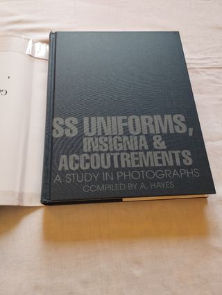 Libro SS Uniformi: Insegne & Equipaggiamento