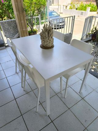 Mesa + 4 sillas blancas IKEA