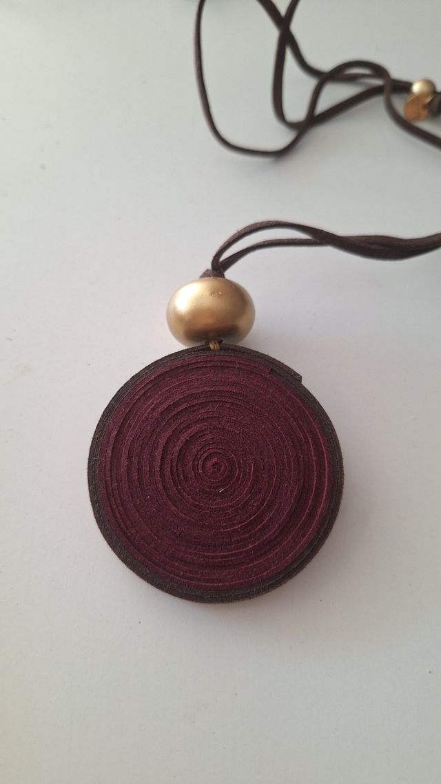 Colgante boho fieltro y cuero marrón