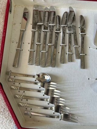 Cubertería 70 piezas, maletín rojo