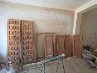 Puertas y ventanas antiguas de madera