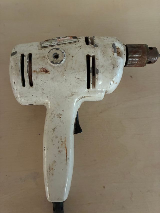 Taladro antiguo, blanco