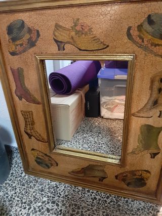 Espejo vintage madera con botas y sombreros .