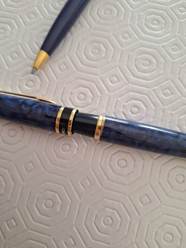 Pluma estilográfica y 2 bolígrafos