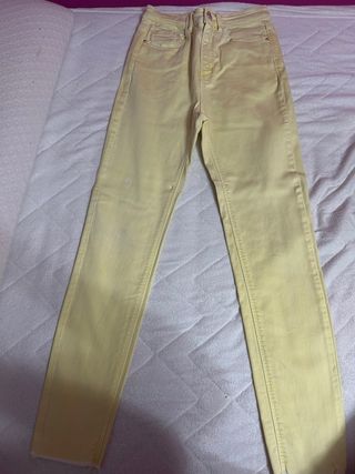 Vaqueros pitillo amarillos