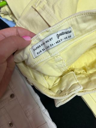 Vaqueros pitillo amarillos