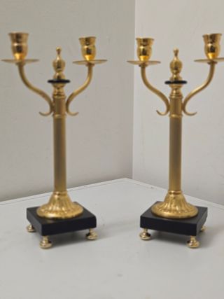 Candelabros dorados con base negra