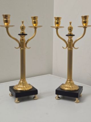 Candelabros dorados con base negra